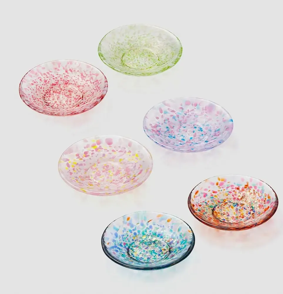Six small speckled glass plates in pink, green, blue and yellow
